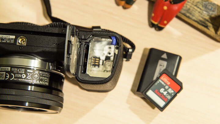 Обзор Sony NEX-6 - всю рукоятку занимают карта памяти SD и аккумулятор (батарея)