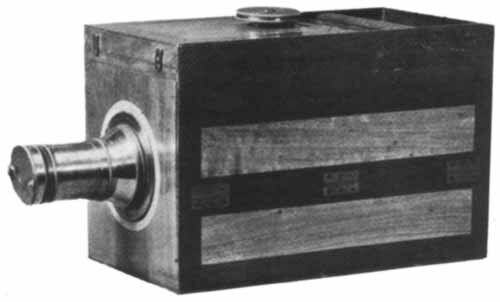 Камера,сделанная в 1840 году, была частью дагеротипной установки и предназначалась для пластин. Выполнена Шевалье.